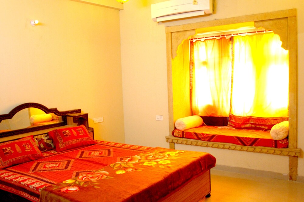 Hotel Marina Mahal Guestroom