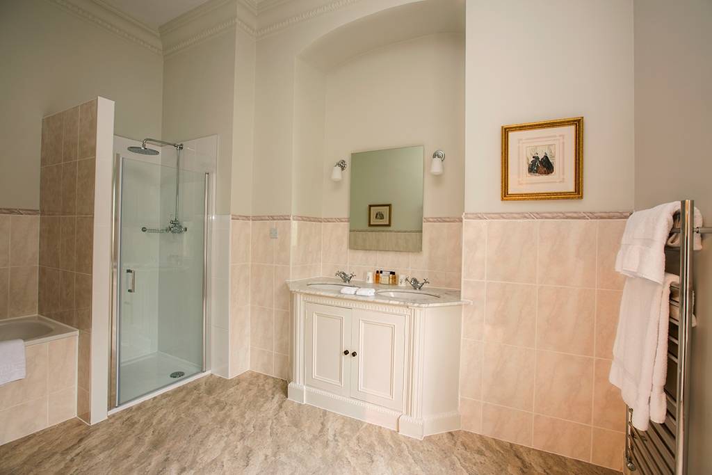 Fawsley Hall Deluxe Double Georgian rm Btahroom