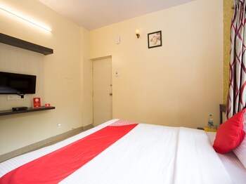 Oyo 12260 Traveler's Inn Guestroom