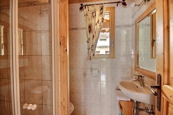 Apartment With In Morzine With Wonderful Mountain View Te Bathroom