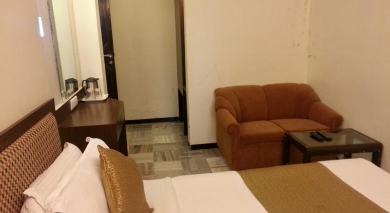 Hotel Avon Ruby Room