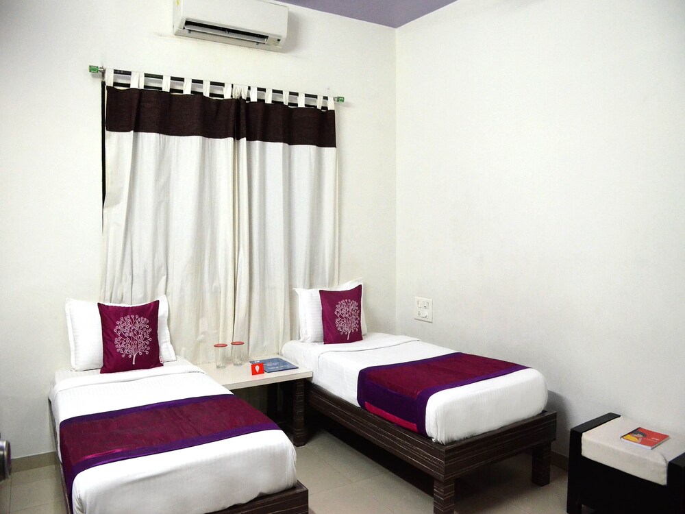 Oyo 4018 Hotel Grand Ashwin Guestroom