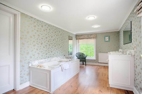 Vicarage House & Pool House 