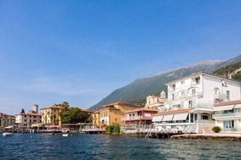 Hotel Vega Lake