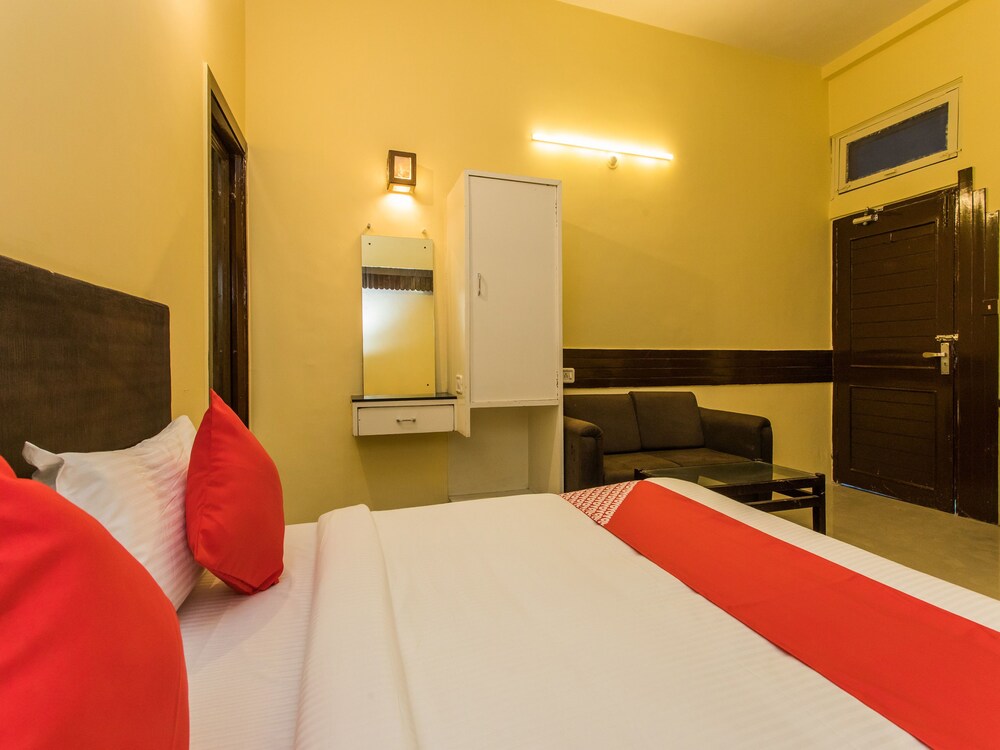 Oyo 15401 Hotel Surana Palace Guestroom