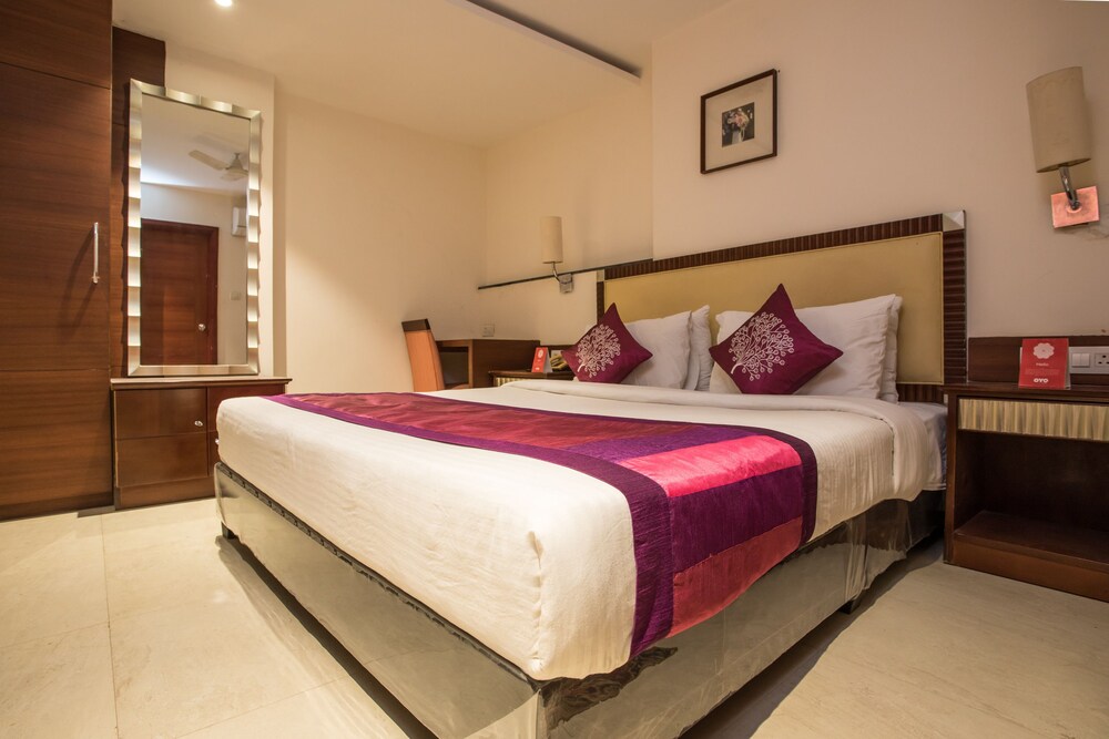 Oyo 10215 Hotel Nandi Guestroom
