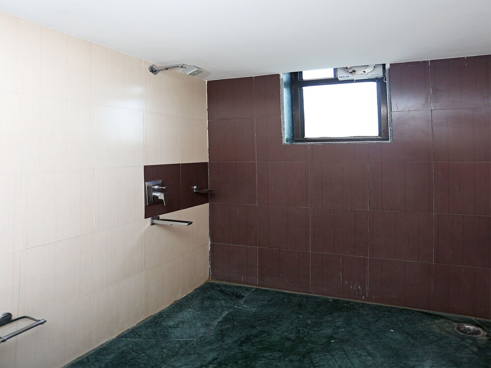 Oyo 3336 Hotel Mantri Residency Bathroom Shower