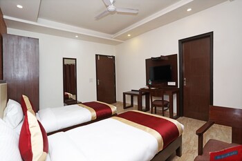 Oyo 11044 Hotel Tulip Suites Guestroom