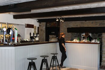 The Chainbridge Inn ( چینبریدج این) Hotel Bar