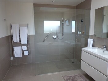 Morepork Riverside Lodge Bathroom