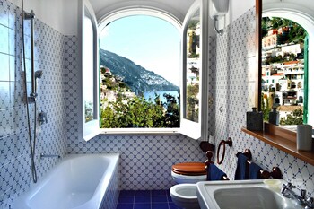 Villa Deli Bathroom