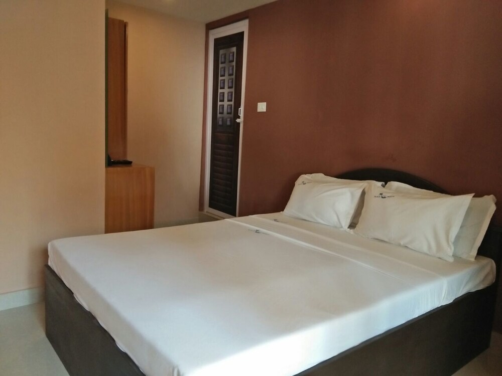 Black Beach Resort Guestroom