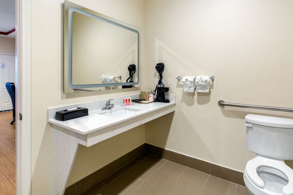 Econo Lodge Inn & Suites Suite