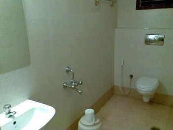 Dhanunjayas Luxury Hotel Bathroom