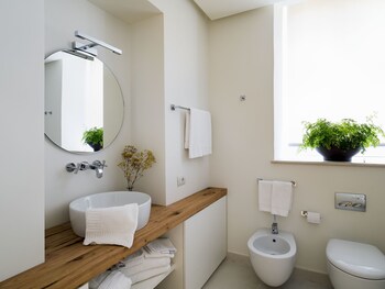 Relais San Giuliano Bathroom