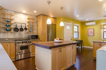 6 Luxurious 6br Seattle Home In-Room Kitchen
