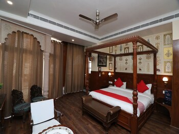 Oyo 22833 Laalmati Castle Guestroom