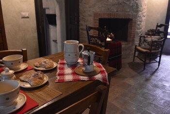 Robur Marsorum (روبور مارسوروم) In-Room Dining