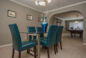 Luxurious 6br 7min To Las Vegas Strip In-Room Dining