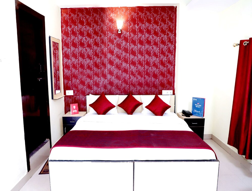 Oyo 9945 Hotel R Inn Guestroom
