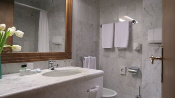 Savoia Palace Hotel Bathroom