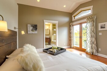 6 Luxurious 6br Seattle Home Guestroom