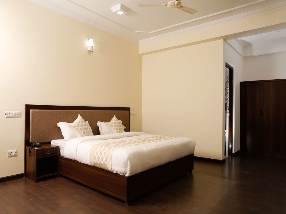 Oyo 11490 Hotel Royal Hill Guestroom