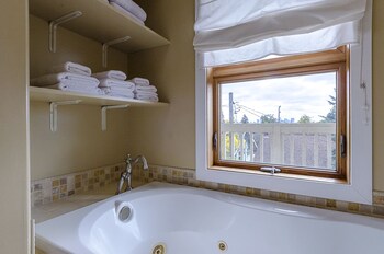 6 Luxurious 6br Seattle Home Deep Soaking Bathtub