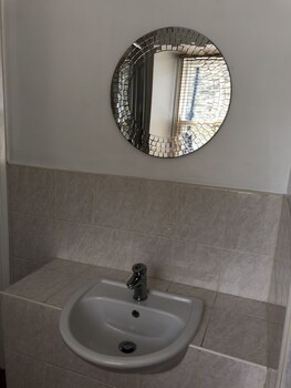 The Sun Inn Alnmouth ( سان این آلنموت) Bathroom