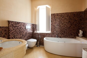 Barchi Resort Jetted Tub