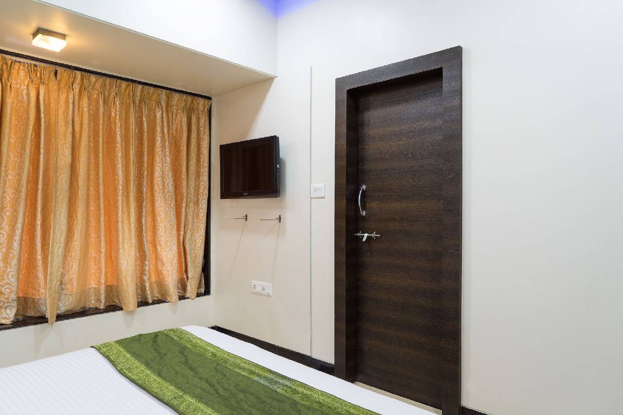 Treebo Seven Apartments Worli Guestroom