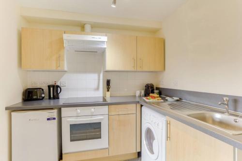 1br Apartment In A Beautiful Building Walking Distance From The Curve Theatre 