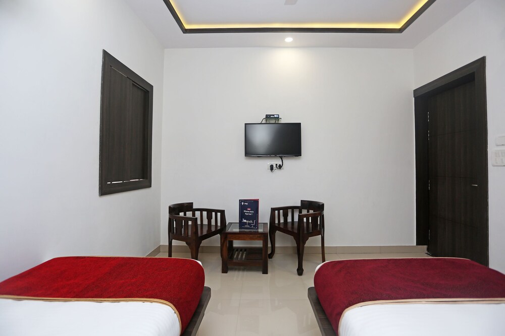 Oyo 9368 Hotel Pratap Guestroom