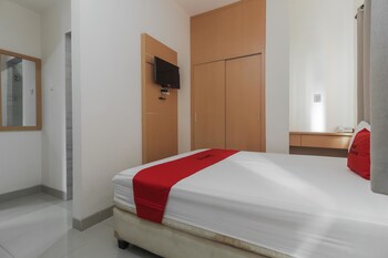 Reddoorz Plus Near Galaxy Bekasi Guestroom
