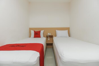 Reddoorz Plus Near Galaxy Bekasi Guestroom