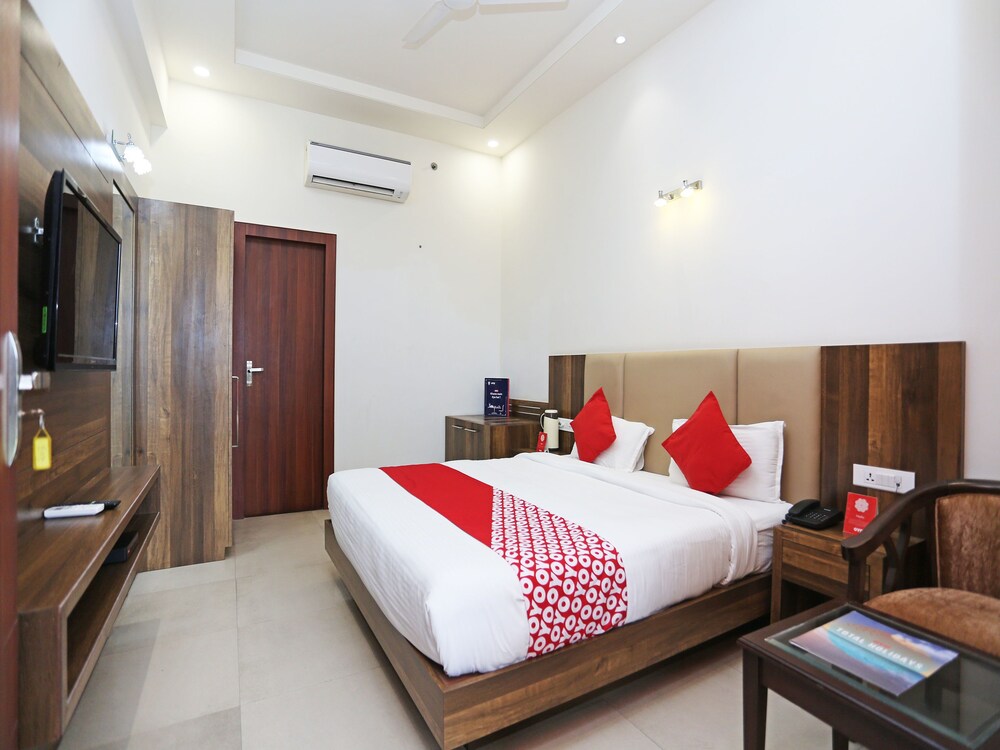 Oyo 16768 Hotel Lotus Grand Guestroom