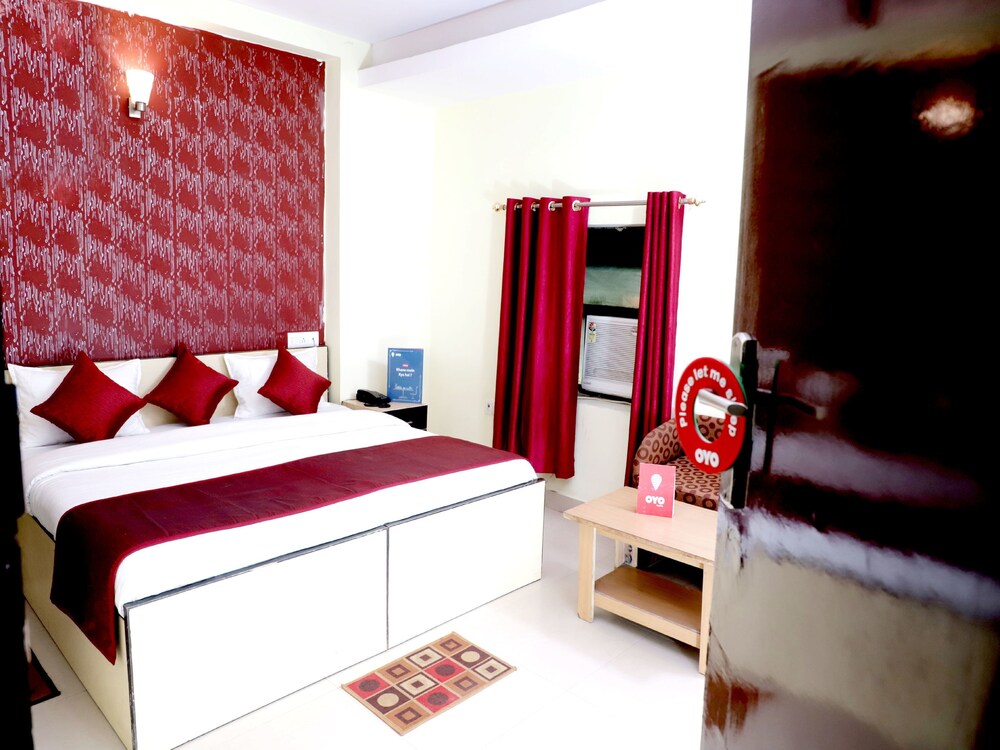Oyo 9945 Hotel R Inn Guestroom