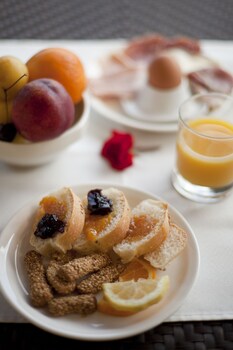 Hotel Ravesi Food and Drink