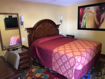 A Fisher's Inn Motel Guestroom