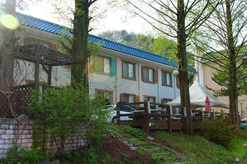Muju Bakam Villa Pension Exterior