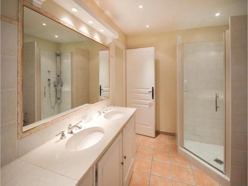 Four Bedroom Holiday Home In Carros 