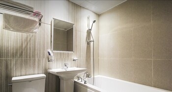 The Hotel Changwon Bathroom