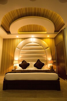 White Mushroom Jaipur V Inn Guestroom