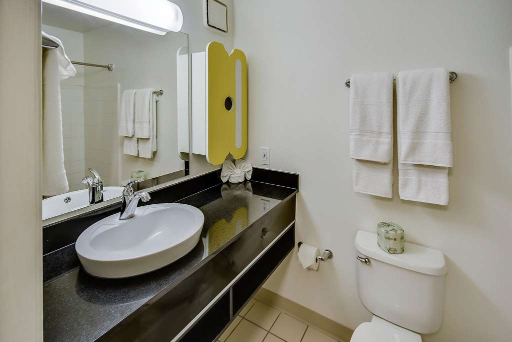 Studio 6 Houston Hobby bathroom