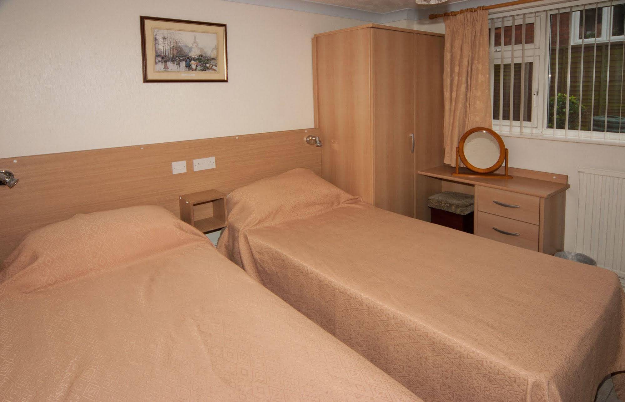 Lyndene Holiday Apartments (لیندن هالیدی آپارتمنتس) 