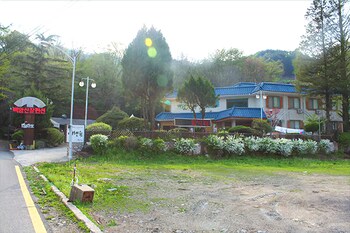 Muju Bakam Villa Pension Exterior