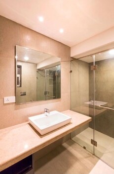 Zondela Inn Luxury Apartments Featured Image