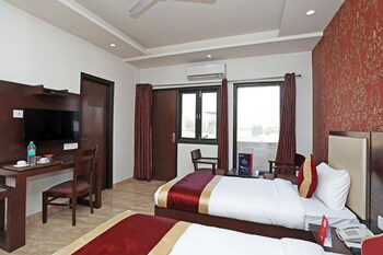 Oyo 11044 Hotel Tulip Suites Guestroom