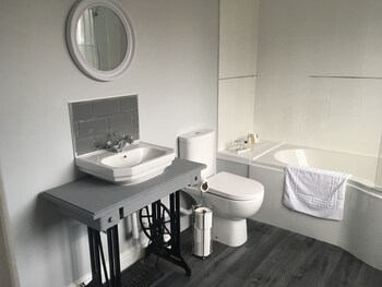 The Bluebell Inn And Lodge Bathroom
