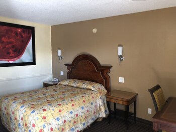 A Fisher's Inn Motel Guestroom